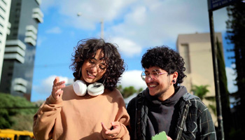 Junge fröhliche Menschen